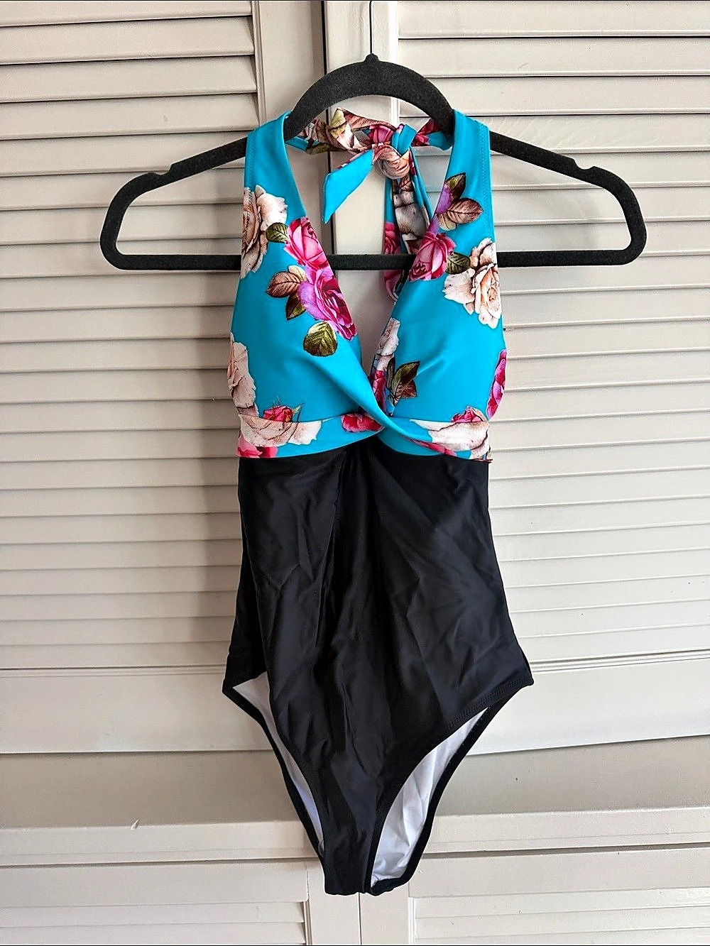 Cupshe Blue Flower Twist-Front Halter One Piece Swimsuit Blue & Black Small